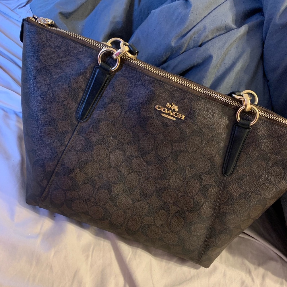 Signature Coach City Messenger Zip Tote!